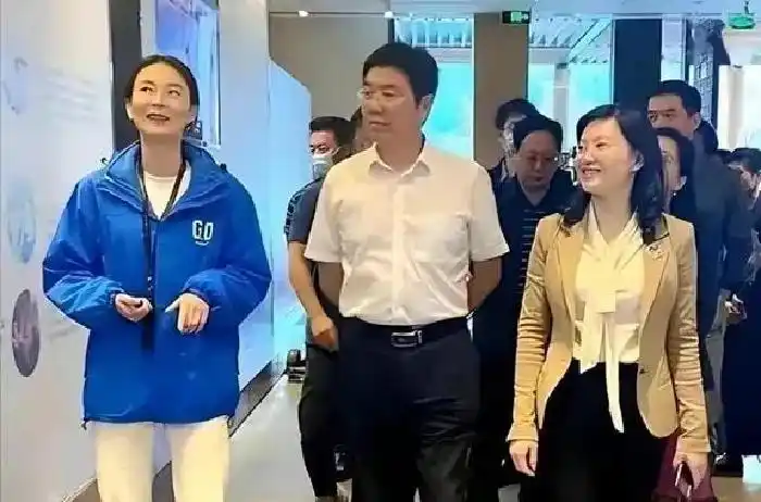 日本女市长与男下属在情人酒店开房，长得很漂亮，本人回应谈工作！