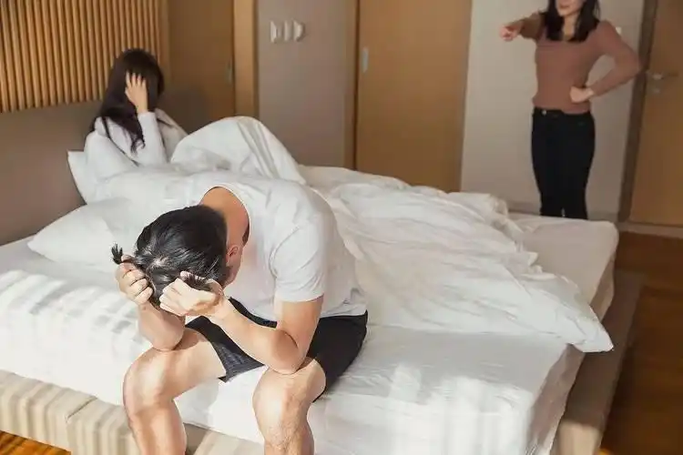 日本女市长与男下属在情人酒店开房，长得很漂亮，本人回应谈工作！