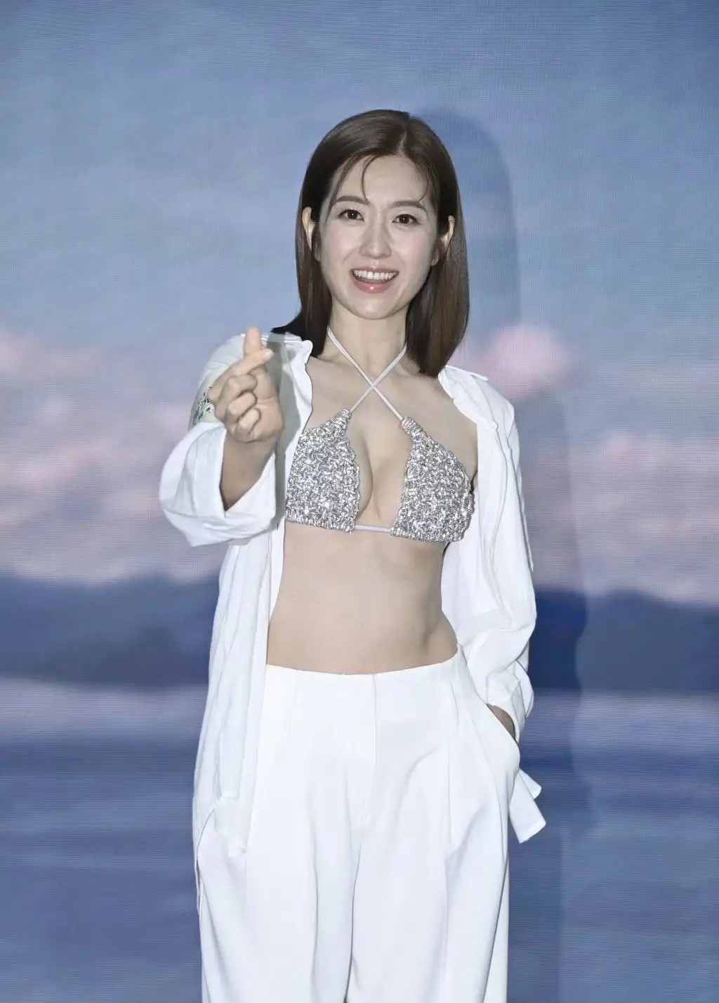 42岁陈自瑶身材炸裂！穿比基尼拍广告，上围升级太明显