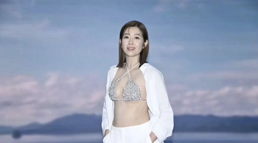 42岁陈自瑶身材炸裂！穿比基尼拍广告，上围升级太明显