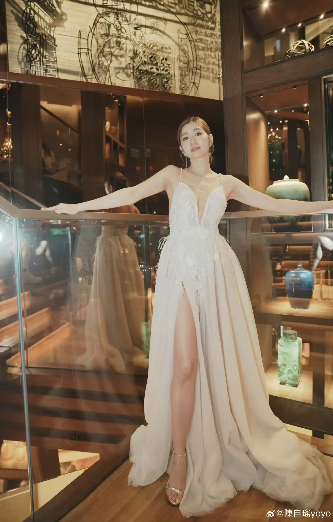 42岁陈自瑶身材炸裂！穿比基尼拍广告，上围升级太明显