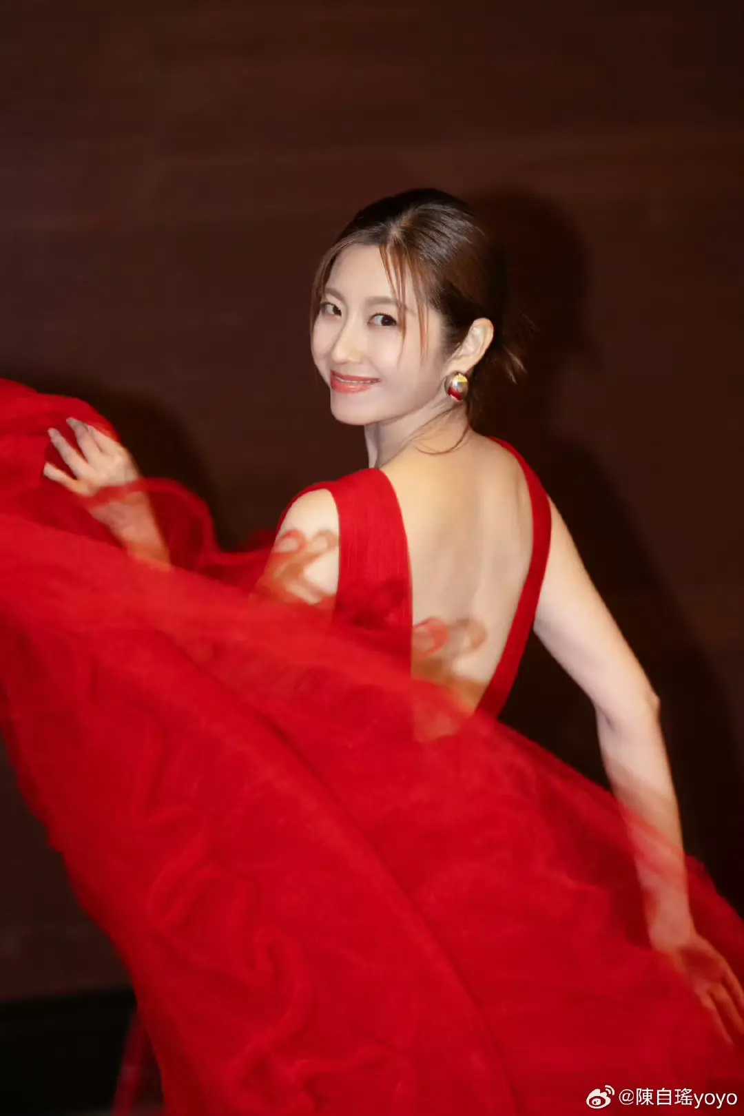 42岁陈自瑶身材炸裂！穿比基尼拍广告，上围升级太明显