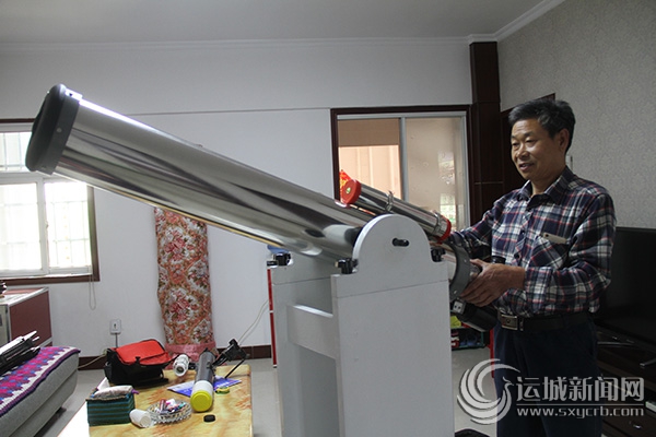 63岁天文“发烧友” 自制天文望远镜看星空