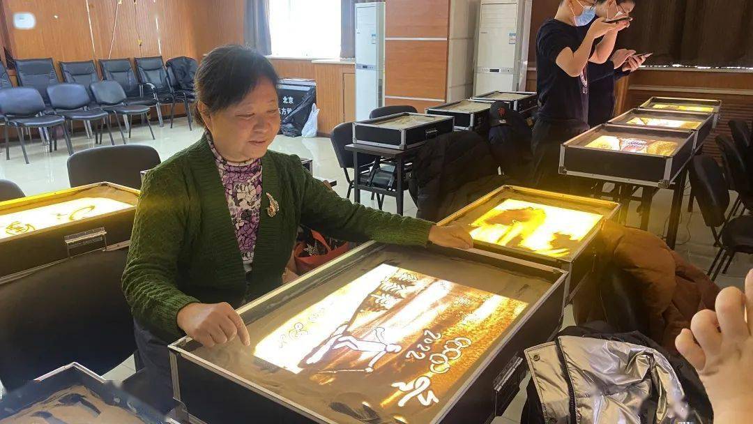 崇外|“沙绘万千”迎冬奥主题沙画体验