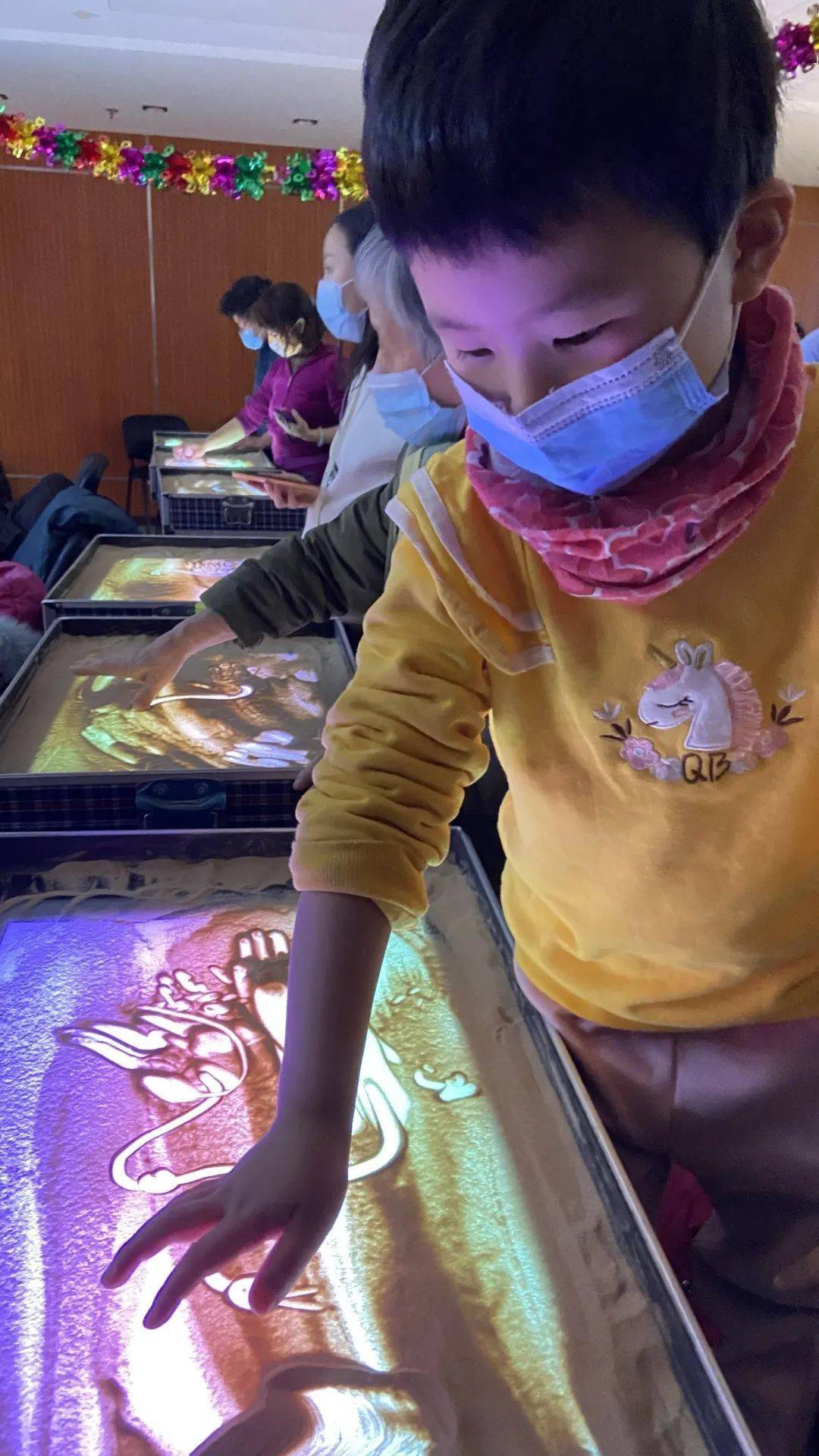 崇外|“沙绘万千”迎冬奥主题沙画体验