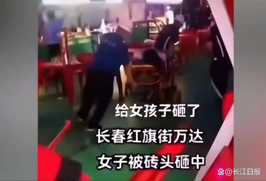 【1】被告人：恐惧自杀，欲砸死人后获死刑