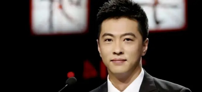 他被称为央视最帅主持人，40岁丧父44岁离异，45岁离开央视后现在过得怎么样？