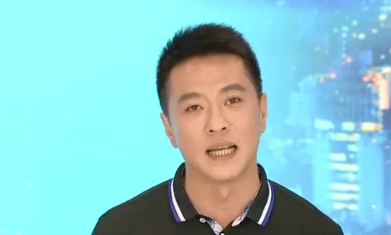 他被称为央视最帅主持人，40岁丧父44岁离异，45岁离开央视后现在过得怎么样？