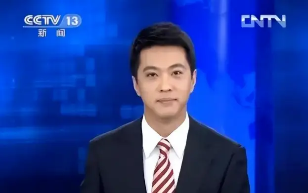 他被称为央视最帅主持人，40岁丧父44岁离异，45岁离开央视后现在过得怎么样？