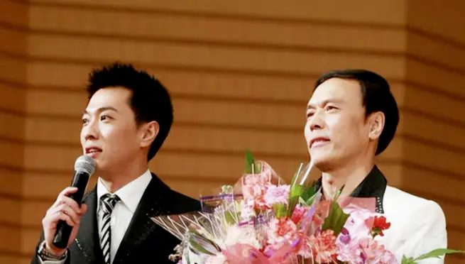 他被称为央视最帅主持人，40岁丧父44岁离异，45岁离开央视后现在过得怎么样？