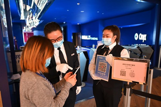 没吃过“年夜饭”、背得出影片头尾,他们又双叒叕在影院过年