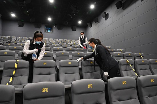 没吃过“年夜饭”、背得出影片头尾,他们又双叒叕在影院过年