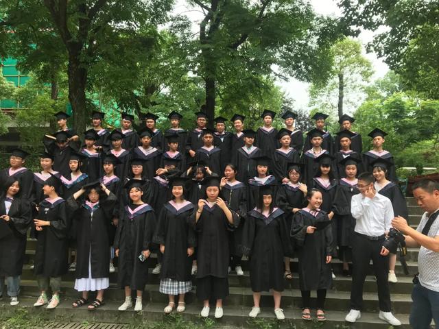 趣味毕业方式！这位老师给学生的毕业典礼“十步曲”，回忆满满