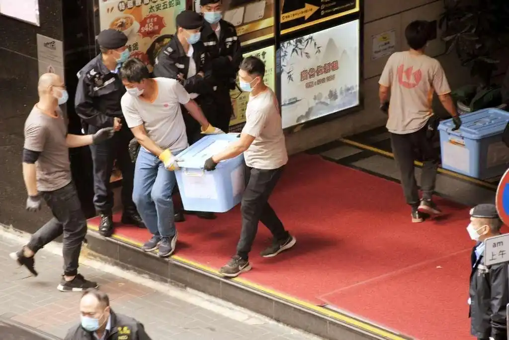 港警通缉“立场新闻”创始人、正式控告两高层，其英国分社停运