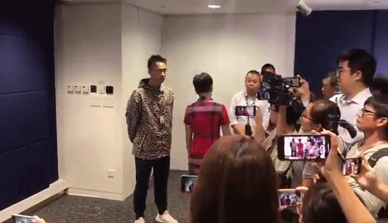 广东女记者在香港警察总部遭港媒围堵欺凌！“这就是你们嘴里的新闻自由？”