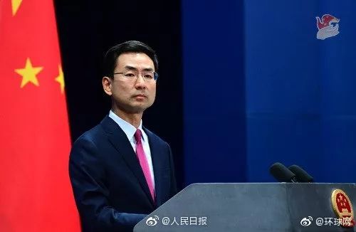 广东女记者在香港警察总部遭港媒围堵欺凌！“这就是你们嘴里的新闻自由？”