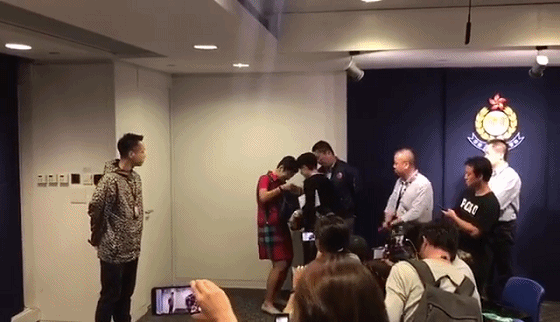 广东女记者在香港警察总部遭港媒围堵欺凌！“这就是你们嘴里的新闻自由？”