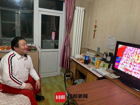 春晚不见“笑脸哥”封面独家连线：宅在家陪父母