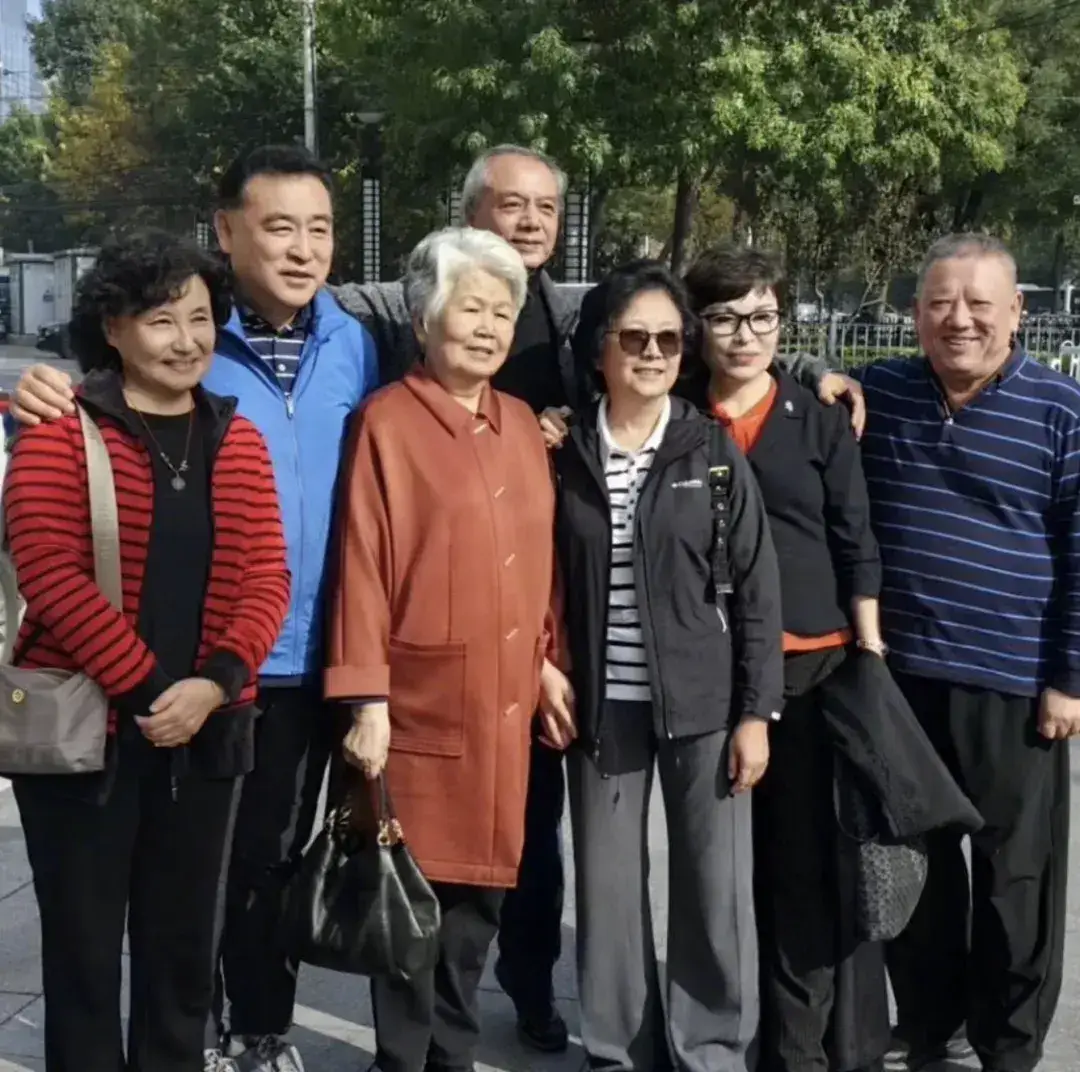 她主持《新闻联播》28年,退休后遭受非议,如今晚年过得怎样了?