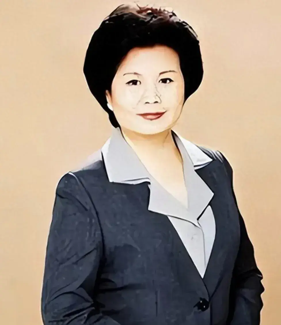 她主持《新闻联播》28年,退休后遭受非议,如今晚年过得怎样了?