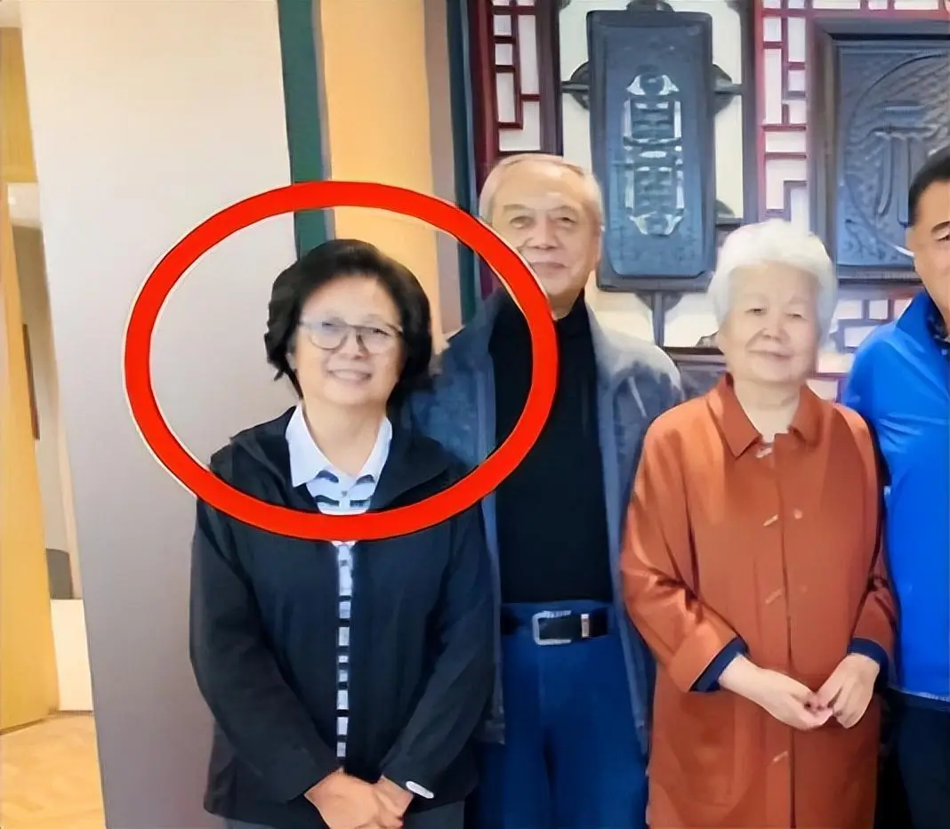 邢质斌近照,变化太大,网友:我的天呐!成白发苍苍的老太太了啊