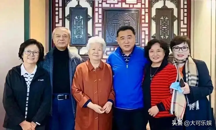 被称为王牌播音员的邢质斌,却在男搭档逝去三个月后,毅然离职
