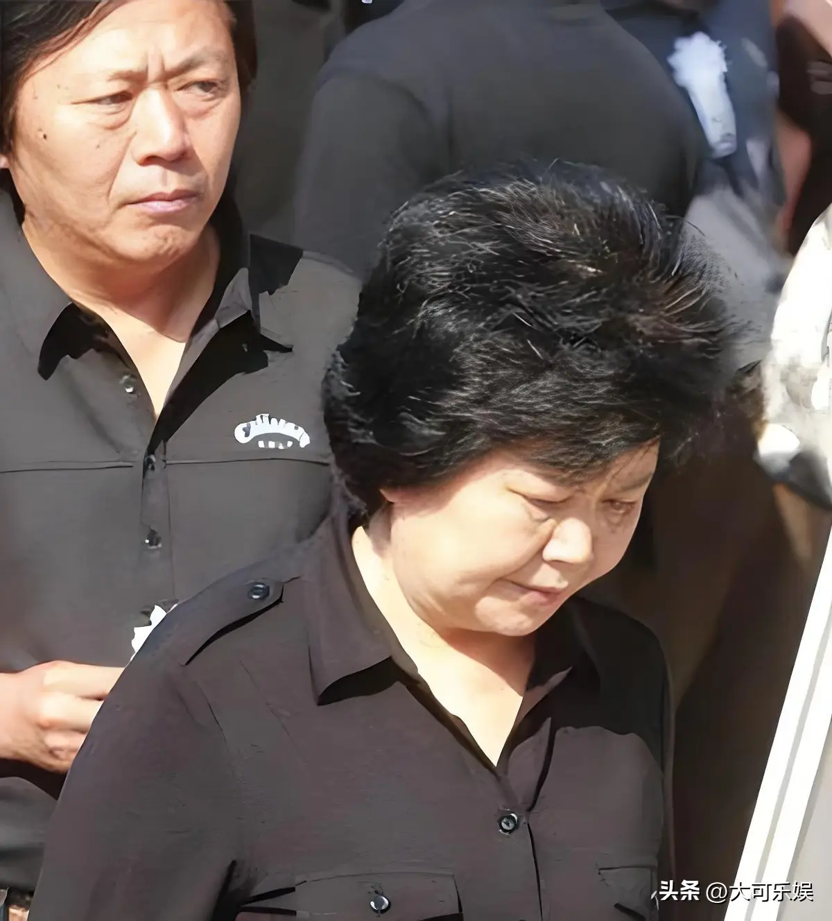 被称为王牌播音员的邢质斌,却在男搭档逝去三个月后,毅然离职