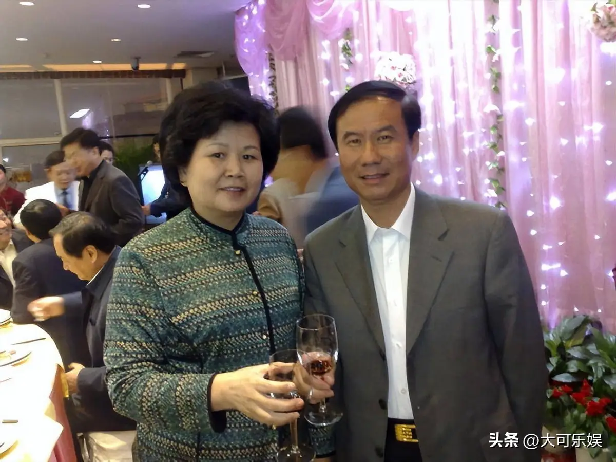 被称为王牌播音员的邢质斌,却在男搭档逝去三个月后,毅然离职