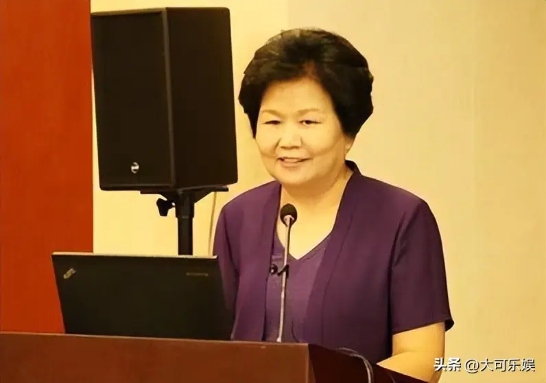 被称为王牌播音员的邢质斌,却在男搭档逝去三个月后,毅然离职