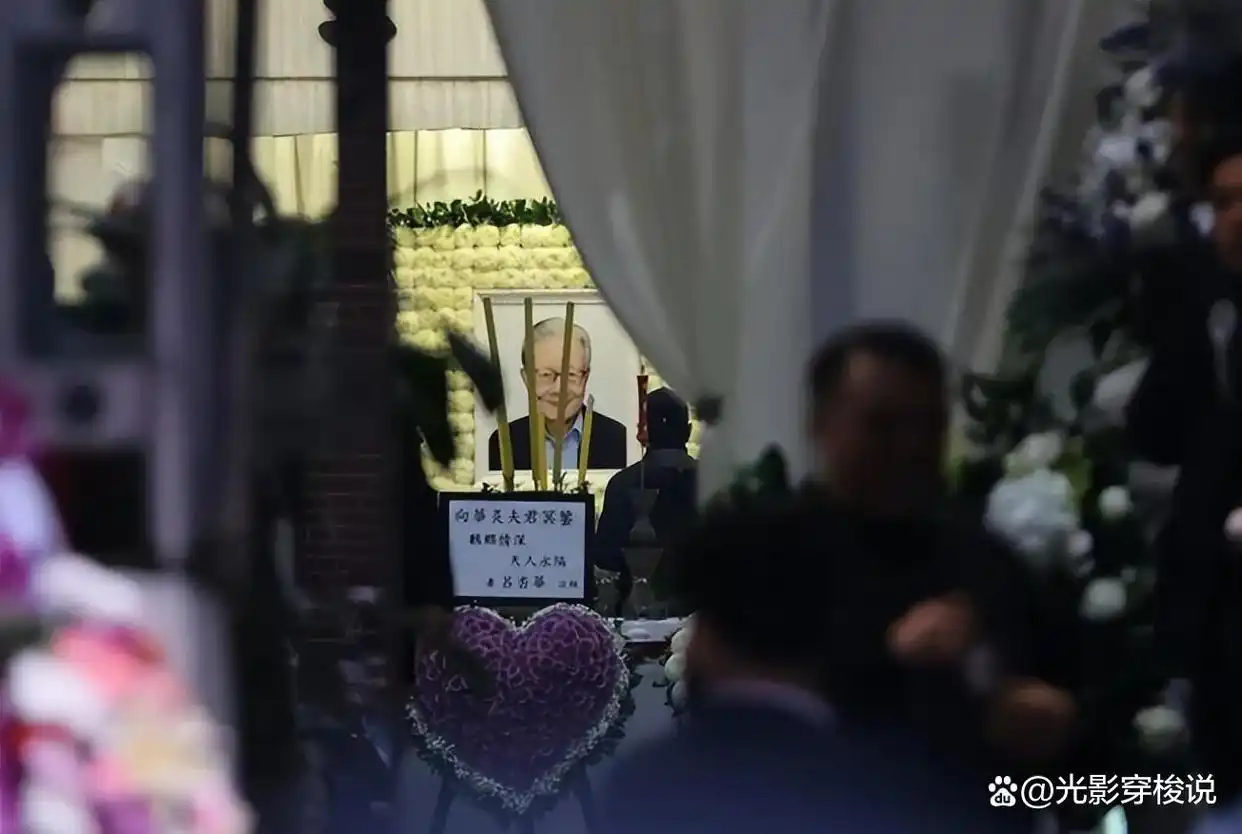 向华强大哥葬礼,大批反黑组警员布控,陈岚、向佐现身面露哀色