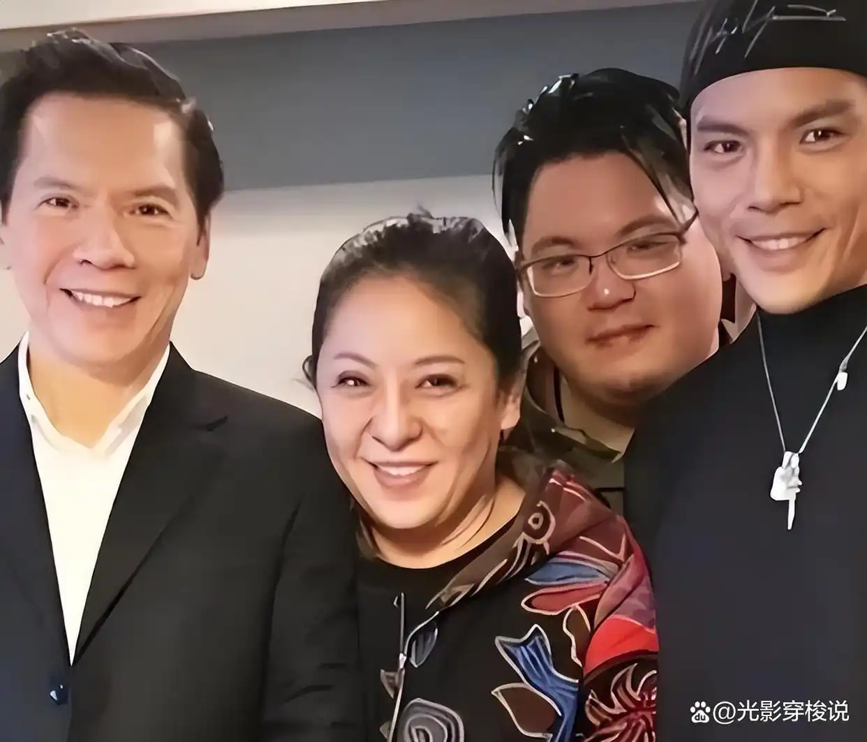 向华强大哥葬礼,大批反黑组警员布控,陈岚、向佐现身面露哀色