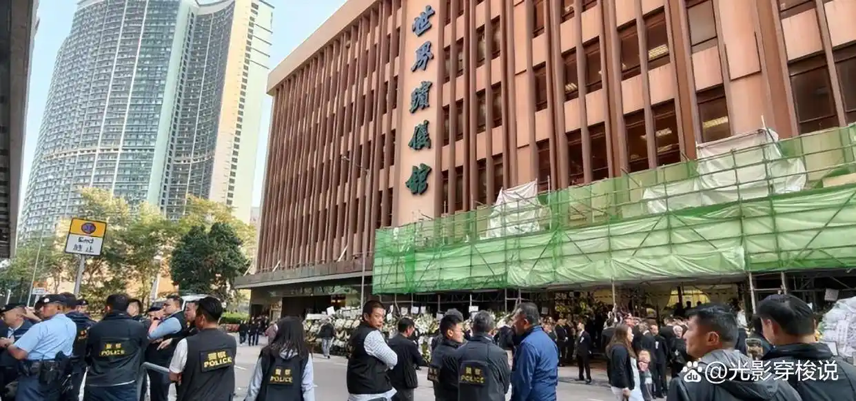 向华强大哥葬礼,大批反黑组警员布控,陈岚、向佐现身面露哀色