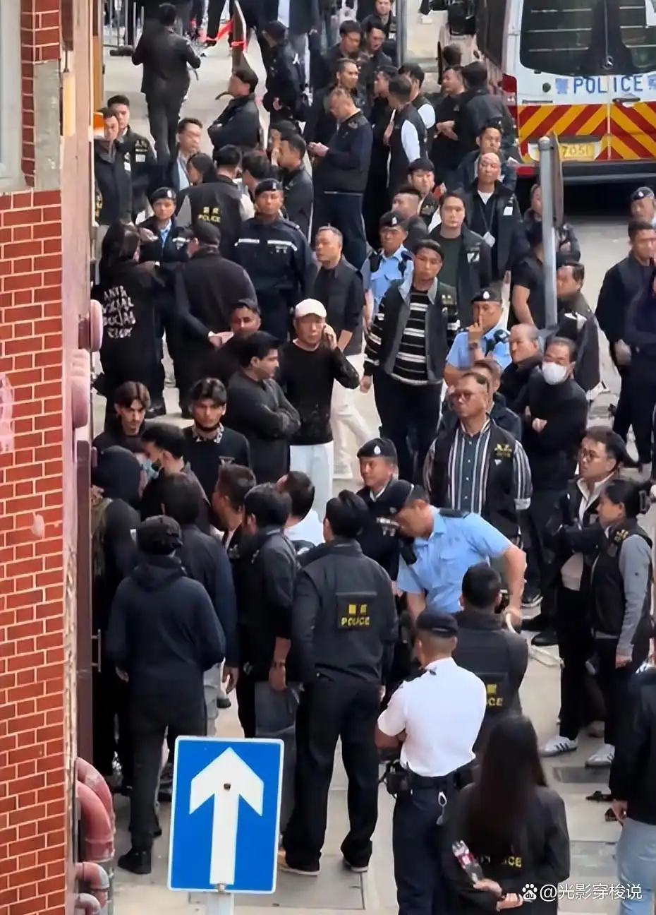 向华强大哥葬礼,大批反黑组警员布控,陈岚、向佐现身面露哀色