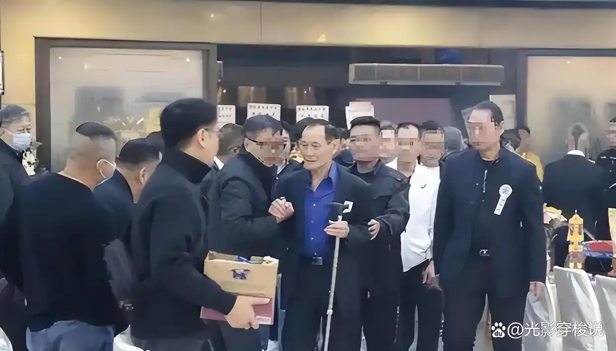 向华强大哥葬礼,大批反黑组警员布控,陈岚、向佐现身面露哀色