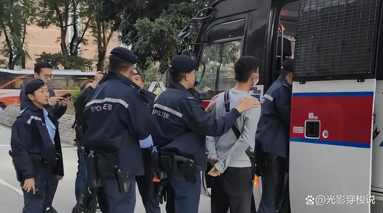 向华强大哥葬礼,大批反黑组警员布控,陈岚、向佐现身面露哀色