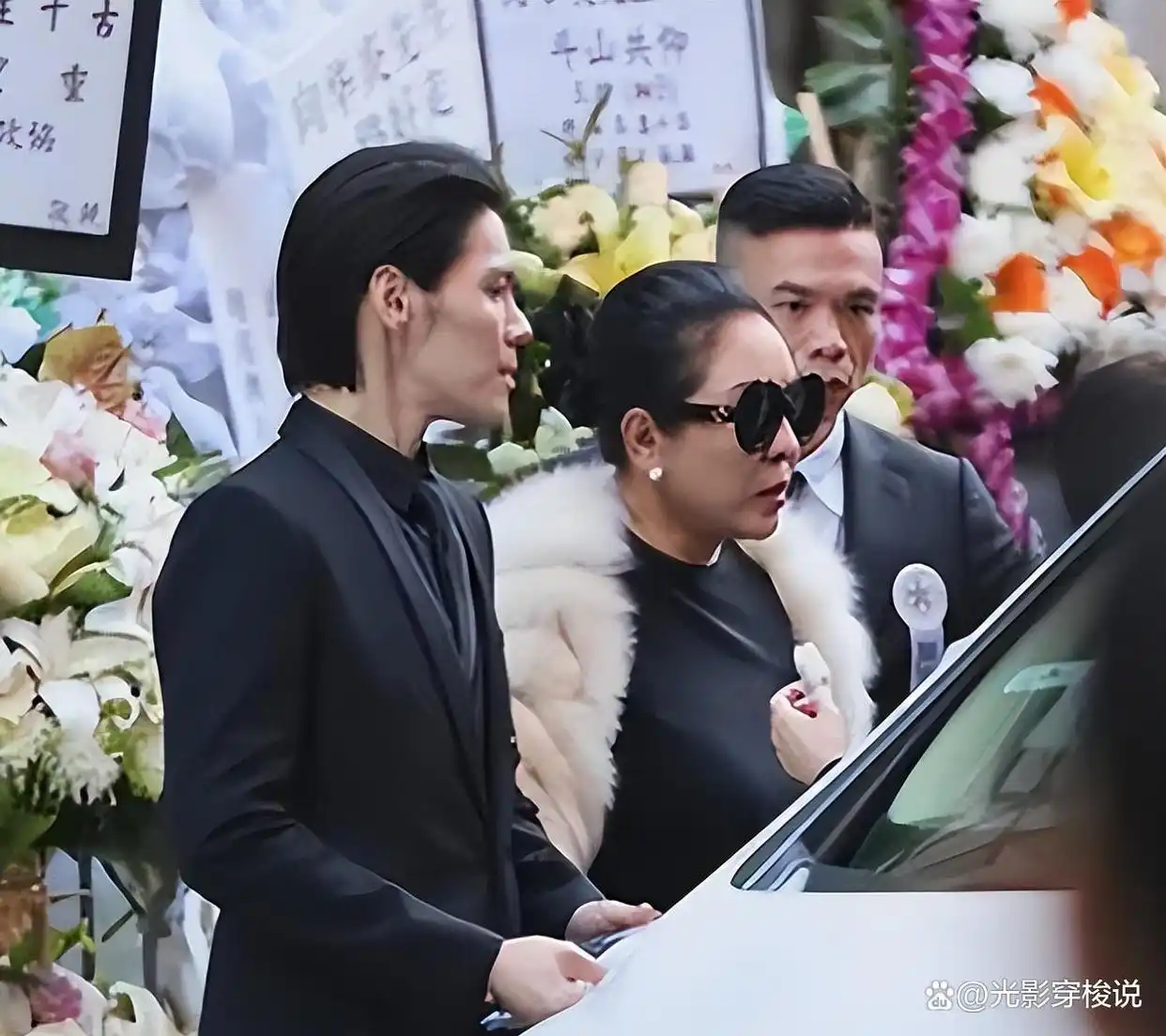 向华强大哥葬礼,大批反黑组警员布控,陈岚、向佐现身面露哀色