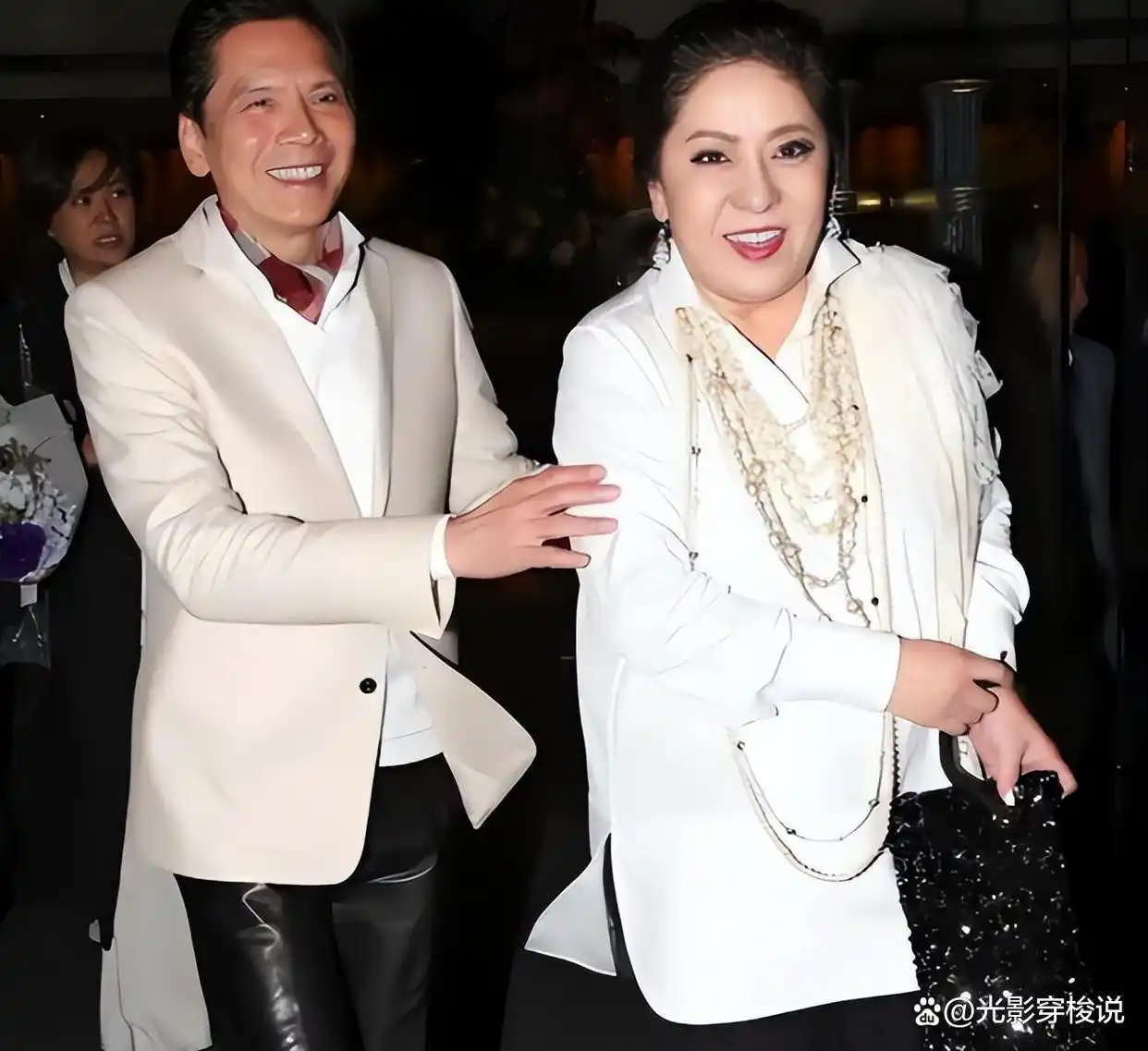 向华强大哥葬礼,大批反黑组警员布控,陈岚、向佐现身面露哀色