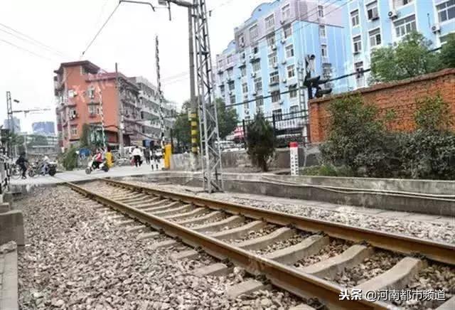 吵架情侣逼停火车！在铁道边做这些事儿，可能坐牢丢命！