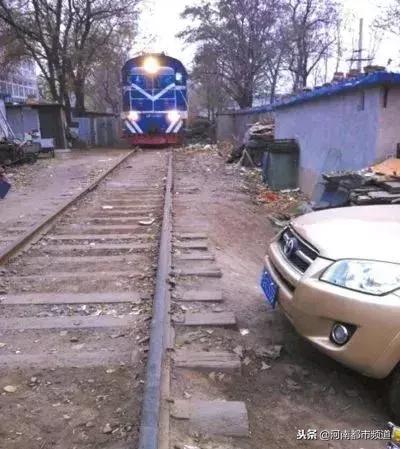 吵架情侣逼停火车！在铁道边做这些事儿，可能坐牢丢命！