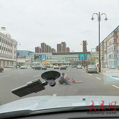 女司机急刹车避开“碰瓷党” 成功拍下“假摔”照片