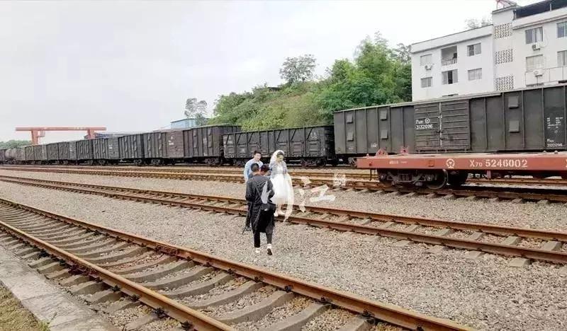 为了抓拍"发梢飘起",情侣爬上铁轨,瞬间被火车掀翻