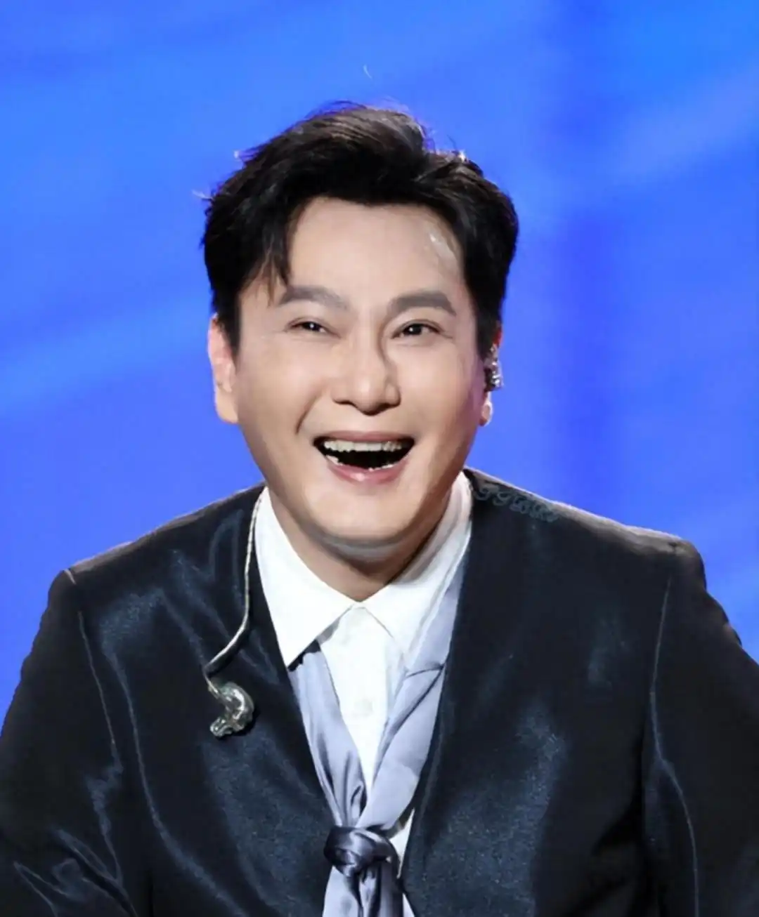 他拒绝周迅的示爱，却为王菲挥金如土，58岁依然未婚！