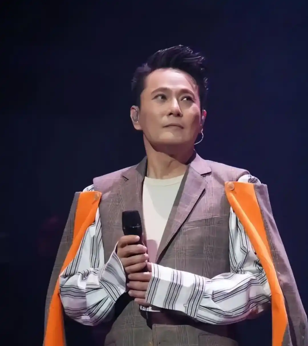 他拒绝周迅的示爱，却为王菲挥金如土，58岁依然未婚！