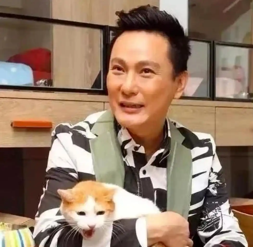 他拒绝周迅的示爱，却为王菲挥金如土，58岁依然未婚！