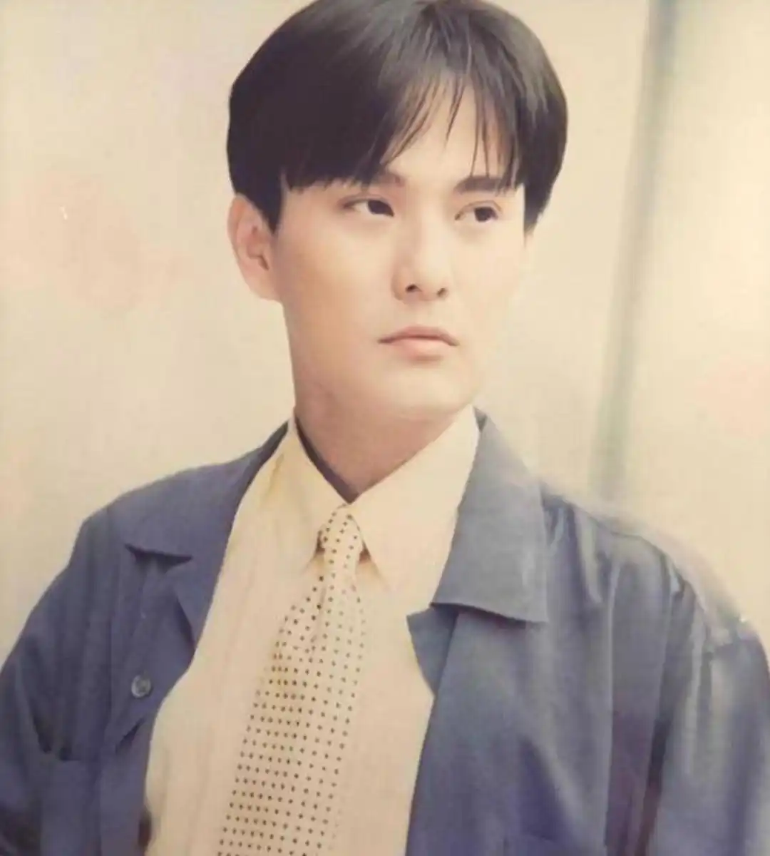 他拒绝周迅的示爱，却为王菲挥金如土，58岁依然未婚！