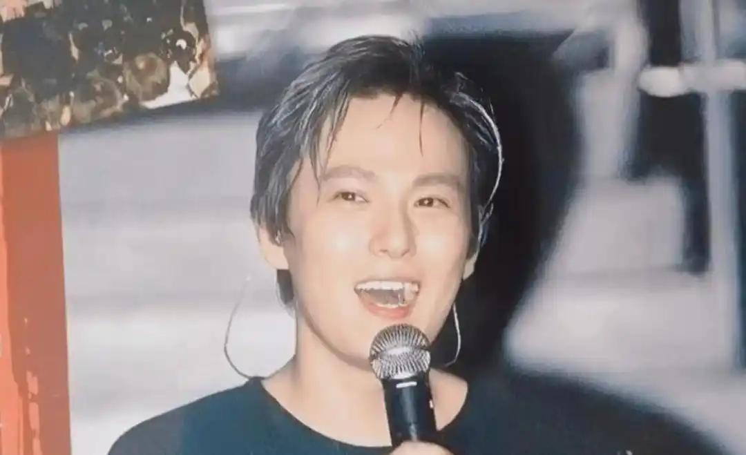 他拒绝周迅的示爱，却为王菲挥金如土，58岁依然未婚！