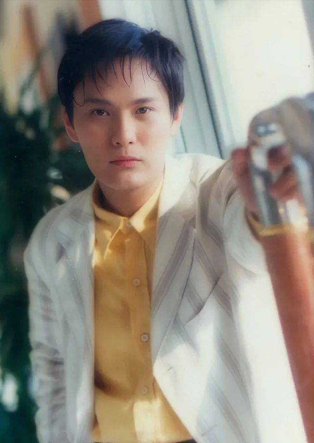 他拒绝周迅求爱，却为王菲豪掷百万，56岁依然单身