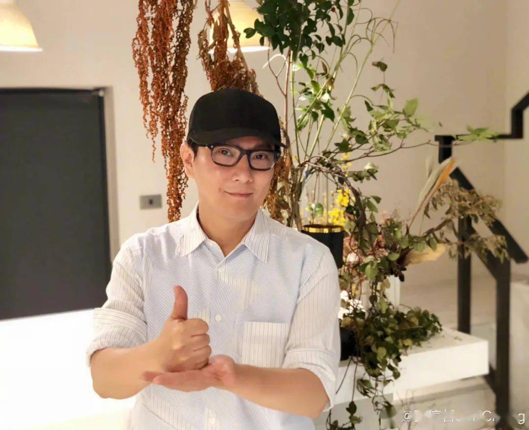 他拒绝周迅求爱，却为王菲豪掷百万，56岁依然单身