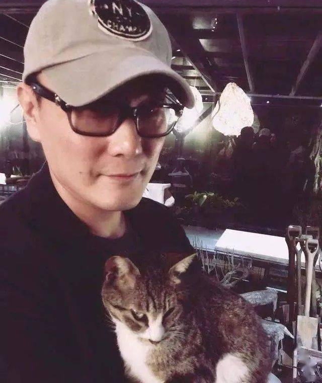 他拒绝周迅求爱，却为王菲豪掷百万，56岁依然单身