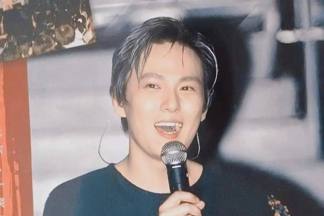 他拒绝周迅求爱，却为王菲豪掷百万，56岁依然单身